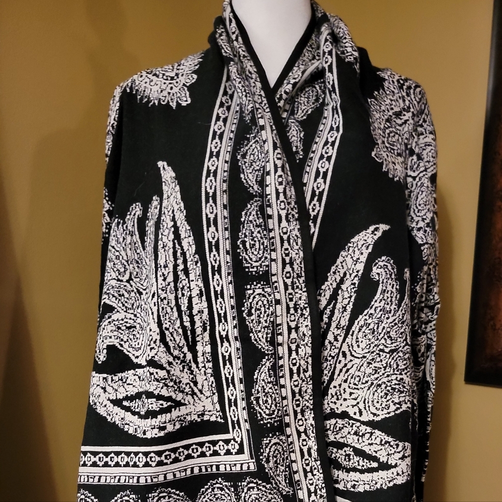 Black and White Paisley Women's Poncho